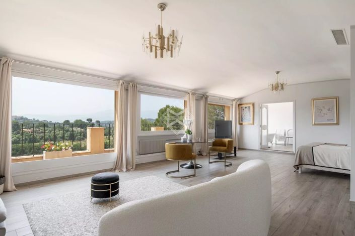 Image No.8-8 Bed House for sale
