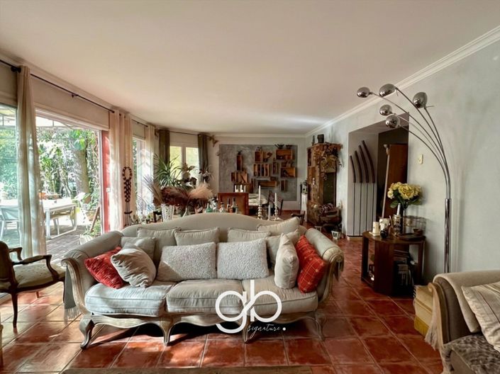 Image No.8-5 Bed House for sale
