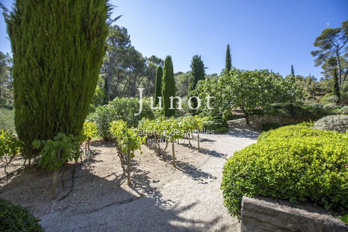 Image No.8-5 Bed House for sale