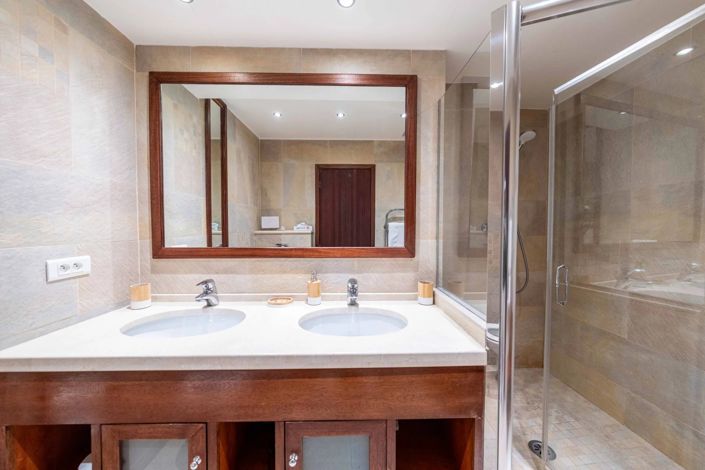 Image No.42-6 Bed House for sale