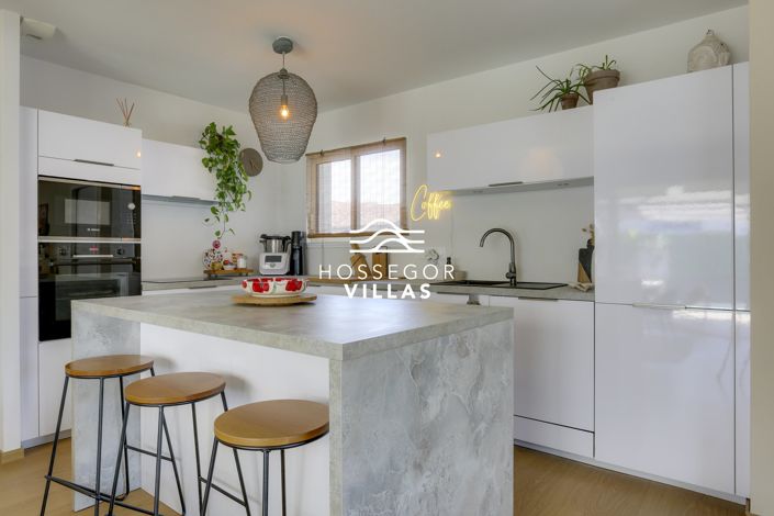 Image No.3-4 Bed House for sale