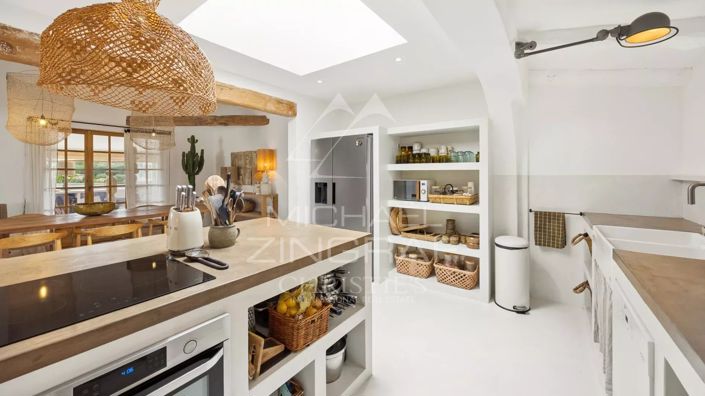Image No.8-6 Bed House for sale