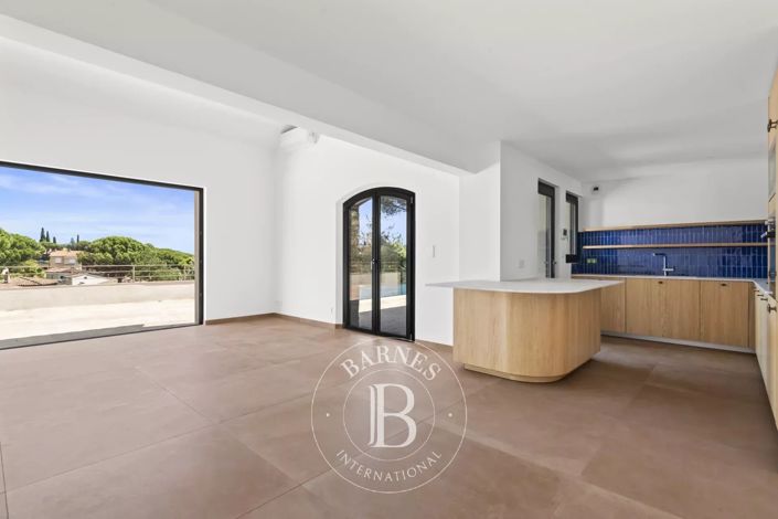 Image No.11-2 Bed House for sale