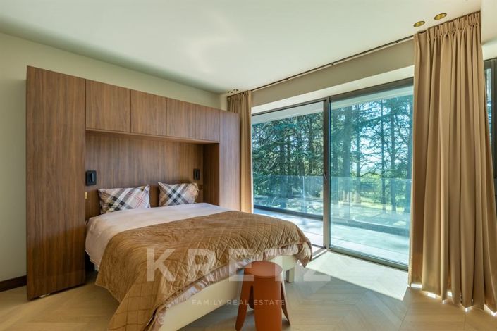 Image No.8-5 Bed House for sale