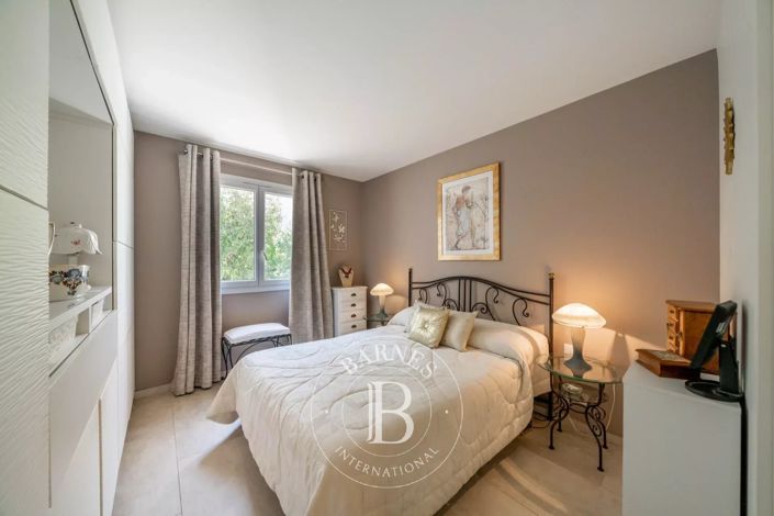 Image No.10-3 Bed House for sale