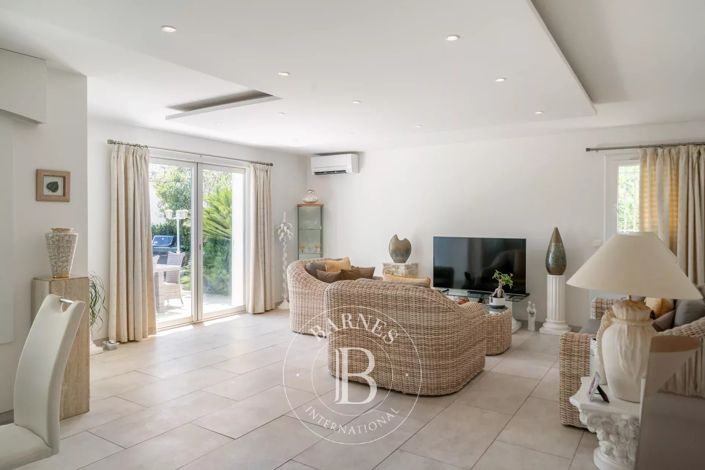 Image No.6-3 Bed House for sale
