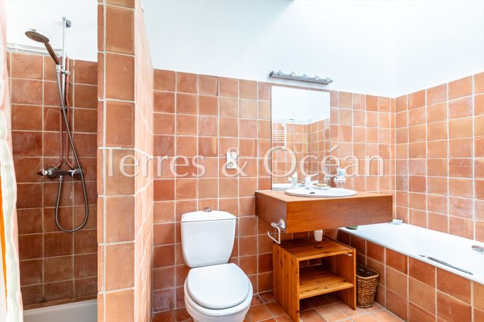 Image No.18-5 Bed House for sale