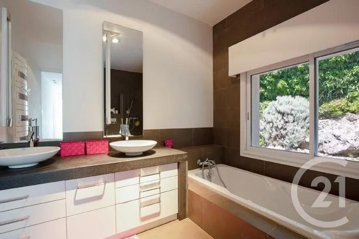 Image No.11-5 Bed House for sale