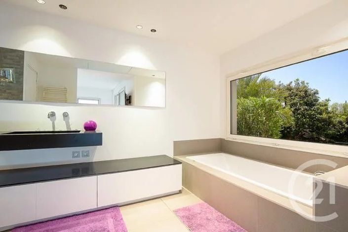 Image No.9-5 Bed House for sale