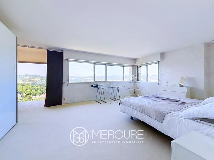 Image No.8-5 Bed House for sale