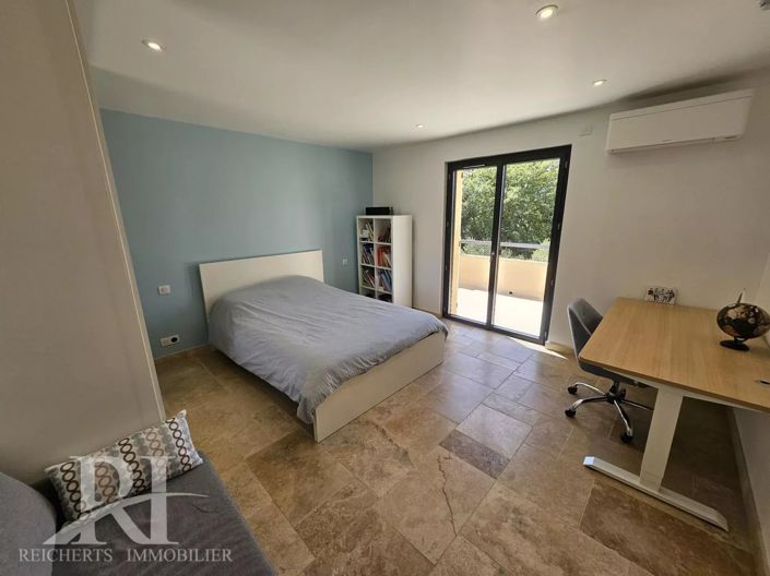 Image No.8-5 Bed House for sale