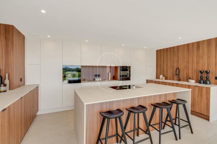 Image No.6-5 Bed House for sale