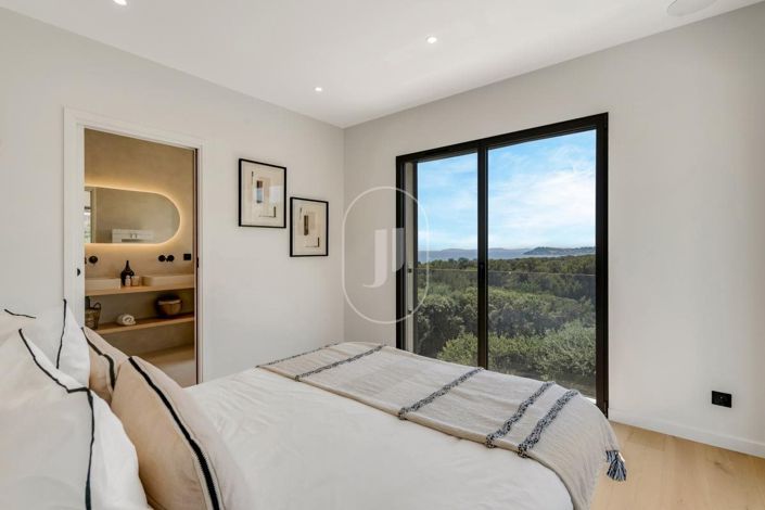 Image No.9-5 Bed House for sale