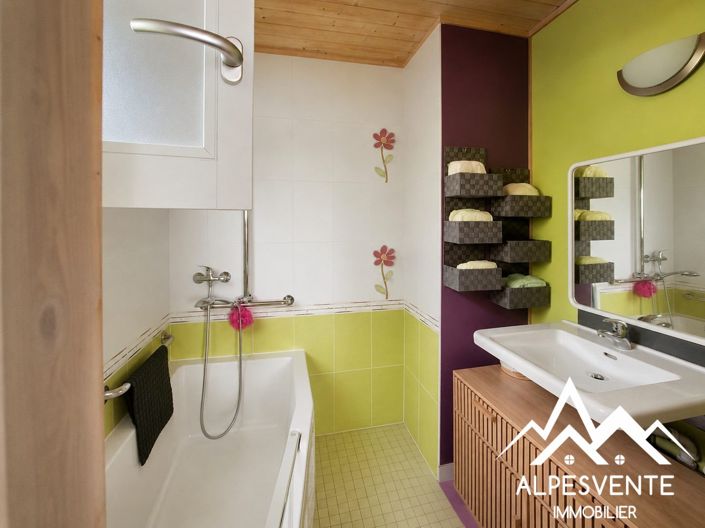 Image No.8-5 Bed House for sale