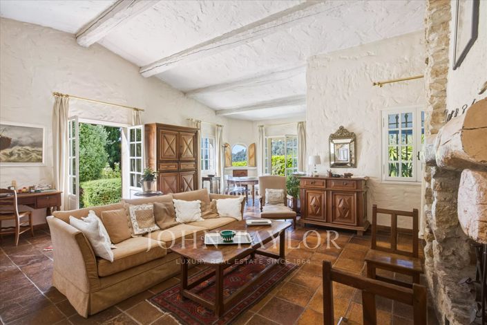Image No.6-5 Bed House for sale