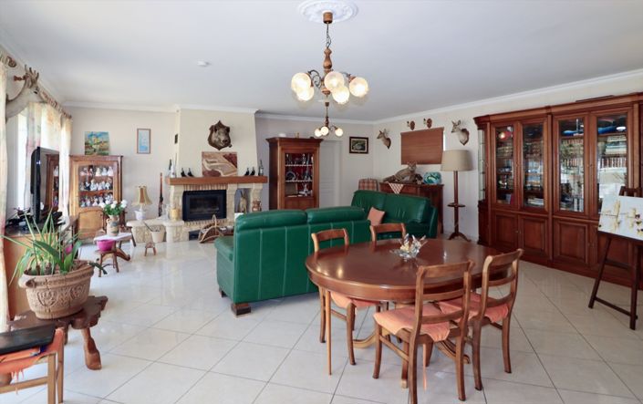 Image No.2-4 Bed House for sale