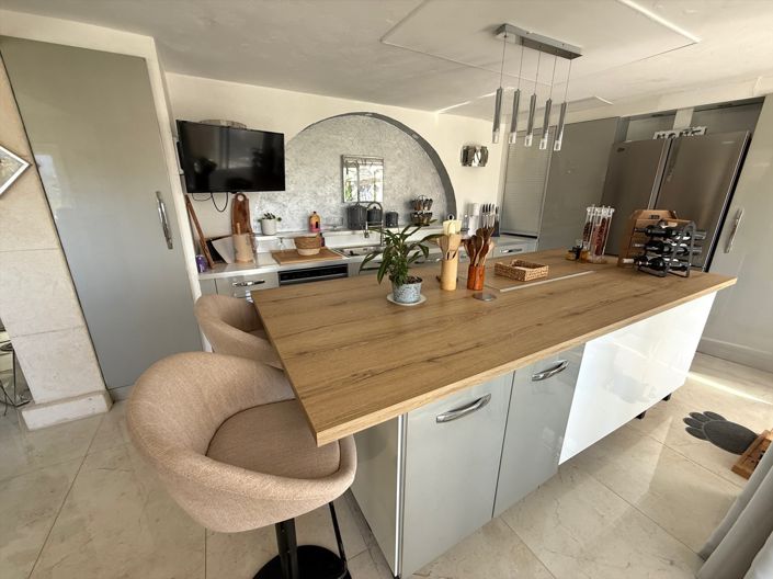 Image No.2-6 Bed House for sale
