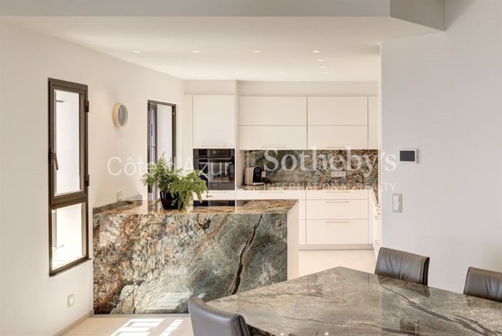Image No.8-5 Bed House for sale
