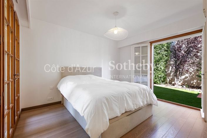 Image No.17-6 Bed House for sale