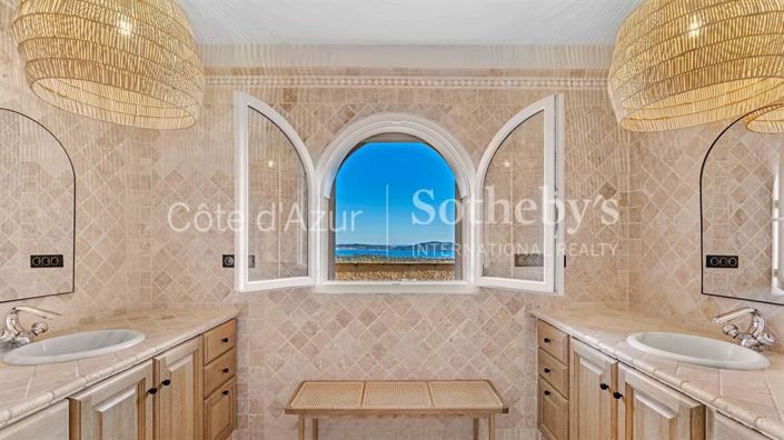 Image No.10-8 Bed House for sale