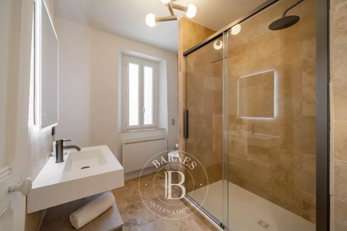 Image No.24-6 Bed House for sale