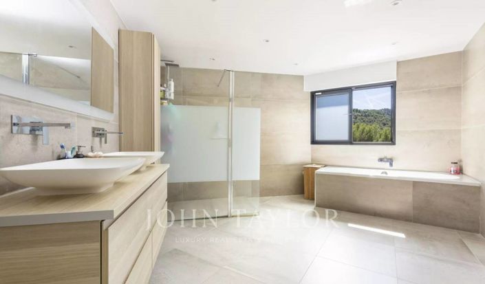 Image No.11-3 Bed House for sale