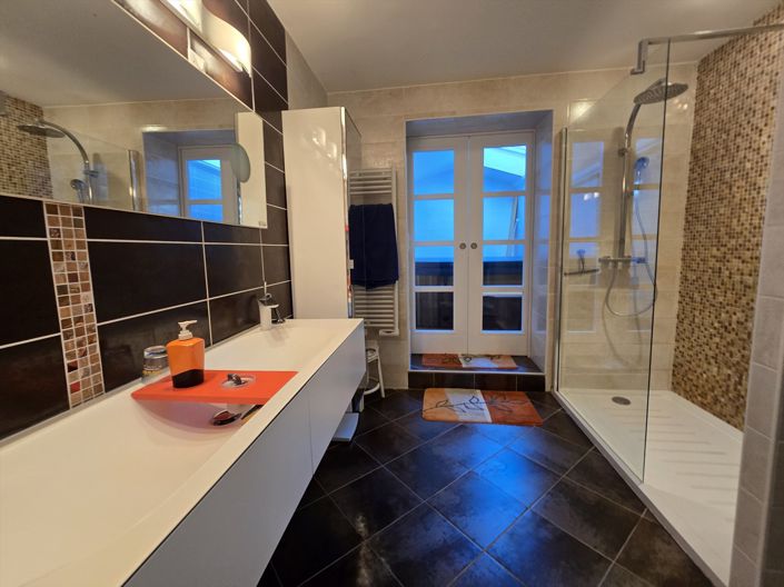 Image No.20-5 Bed House for sale