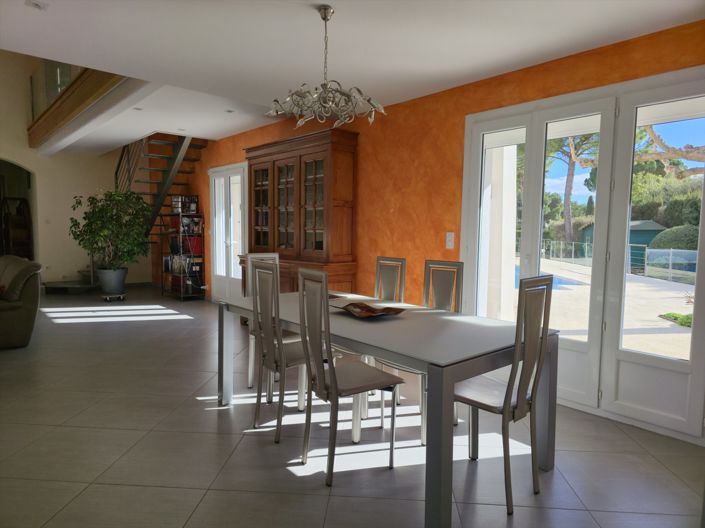 Image No.8-5 Bed House for sale