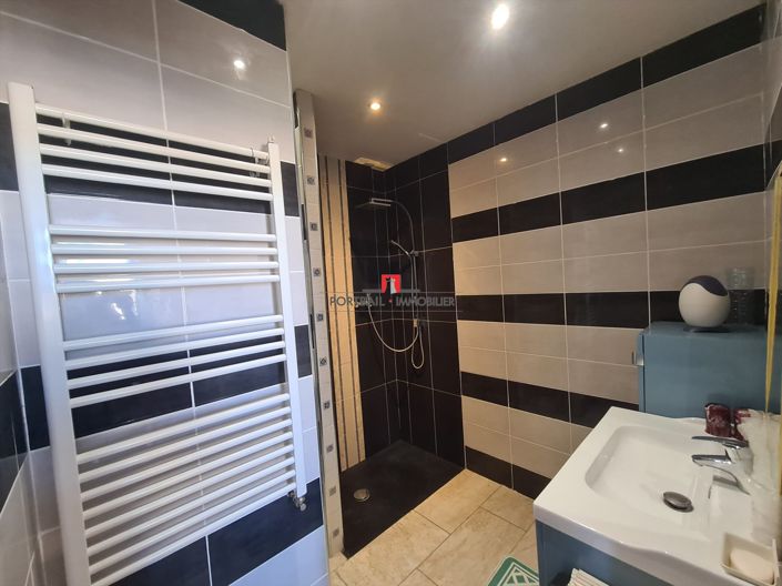 Image No.6-5 Bed House for sale