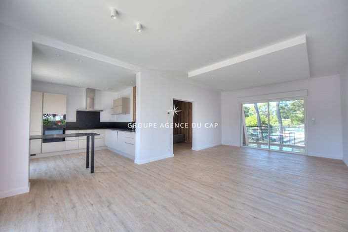 Image No.5-5 Bed House for sale