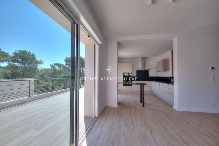 Image No.6-5 Bed House for sale