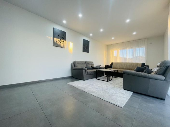 Image No.3-4 Bed House for sale