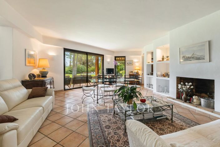 Image No.21-6 Bed House for sale