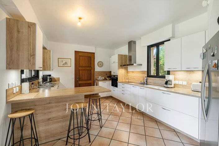 Image No.24-6 Bed House for sale