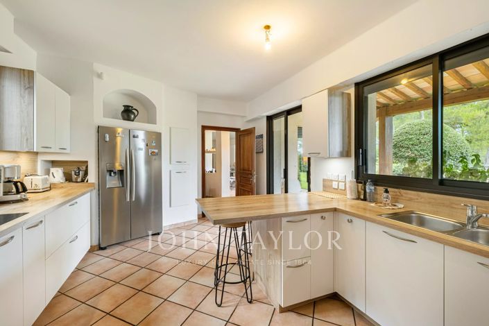 Image No.25-6 Bed House for sale