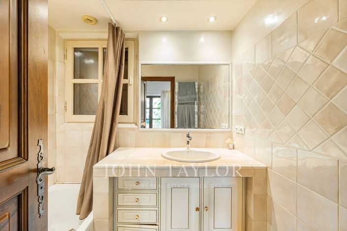 Image No.30-6 Bed House for sale