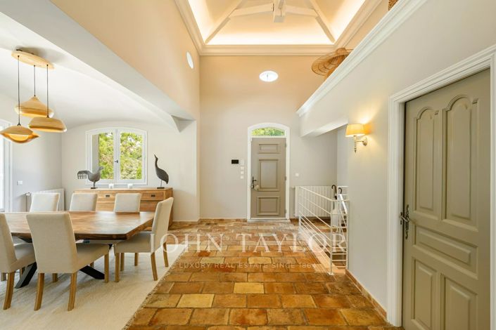 Image No.8-5 Bed House for sale