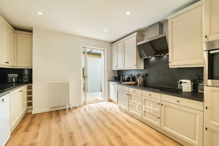 Image No.9-5 Bed House for sale