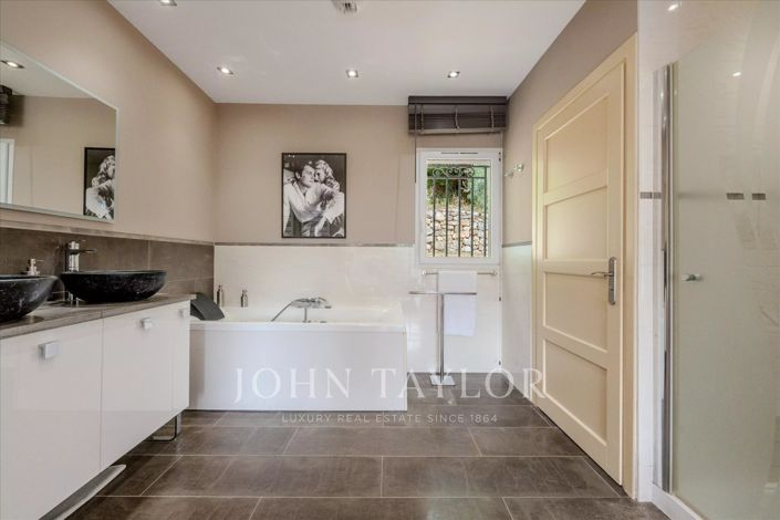 Image No.18-6 Bed House for sale