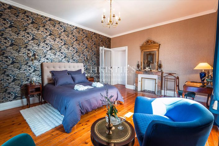 Image No.10-6 Bed Property for sale