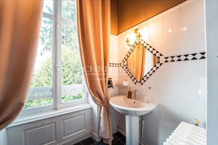 Image No.17-6 Bed Property for sale