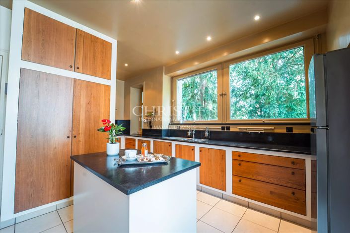Image No.18-6 Bed Property for sale