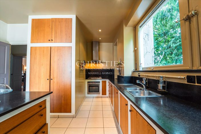 Image No.19-6 Bed Property for sale