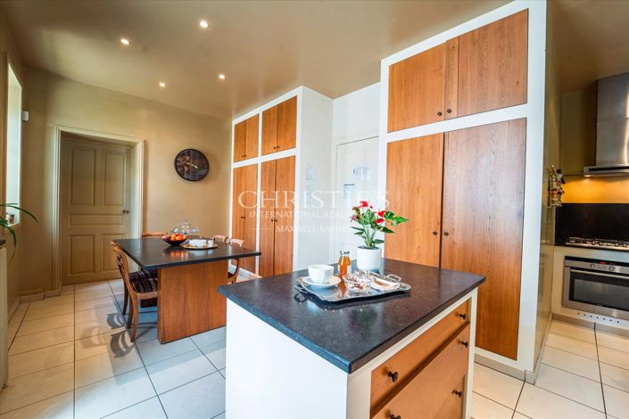 Image No.20-6 Bed Property for sale