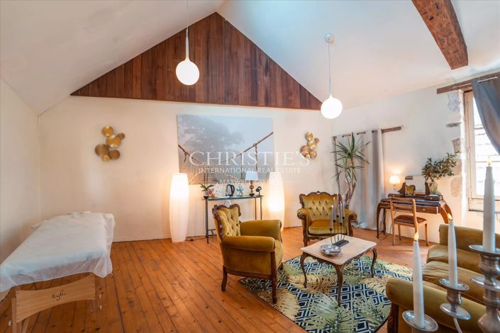 Image No.22-6 Bed Property for sale