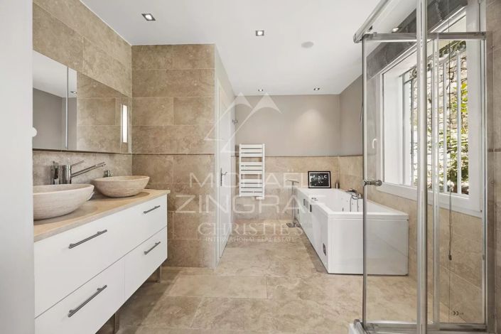 Image No.8-6 Bed House for sale
