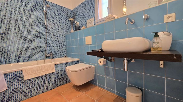 Image No.16-6 Bed House for sale