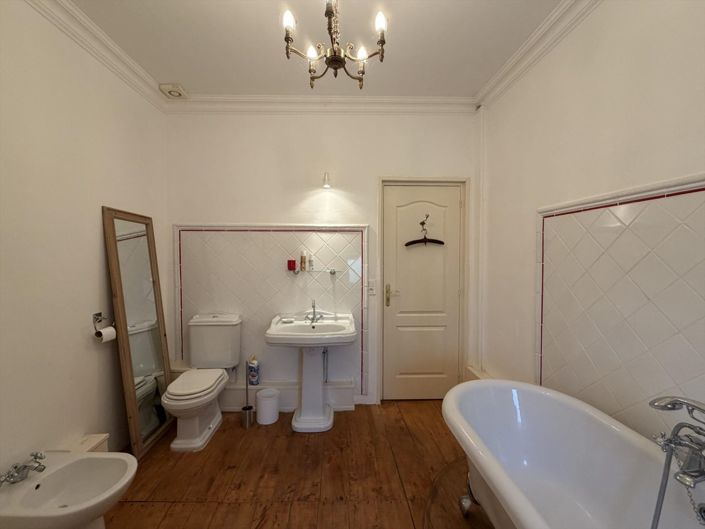 Image No.20-6 Bed House for sale