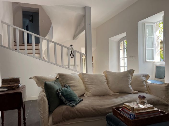 Image No.17-7 Bed Property for sale