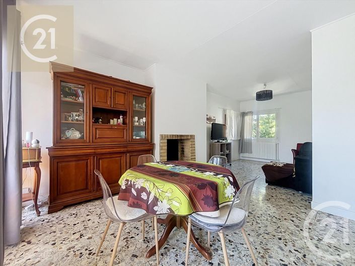 Image No.8-5 Bed House for sale